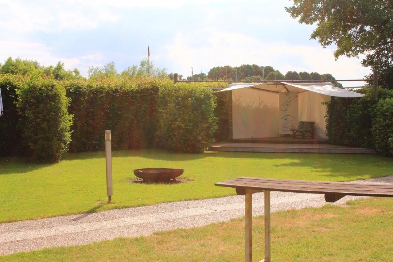 Moderne Und Helle Ferienwohnung Am Ploener See Bosau エクステリア 写真